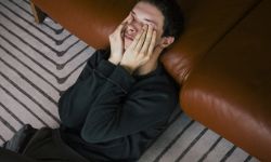 كيف يجعلنا السعي وراء السعادة أكثر بؤسا؟